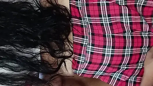 İngiliz kızın model elbisesi arkadaşımın karısını sikiyor