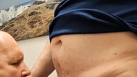 Dede emiliyor. baba dedenin yarağını emiyor