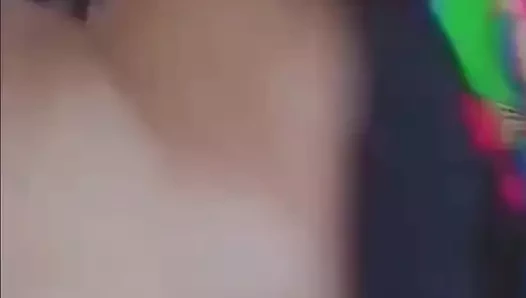 Genç göğüslerini ve göğüslerini gösteriyor