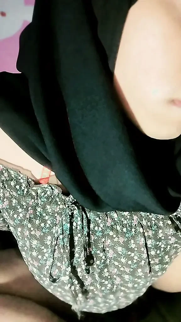 Güzel bir başörtülü kişi seks yapmak ister ama hiç arkadaşı yoktur.
