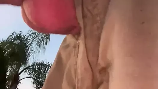 Evimin önünde küçük penisimi ovuyor