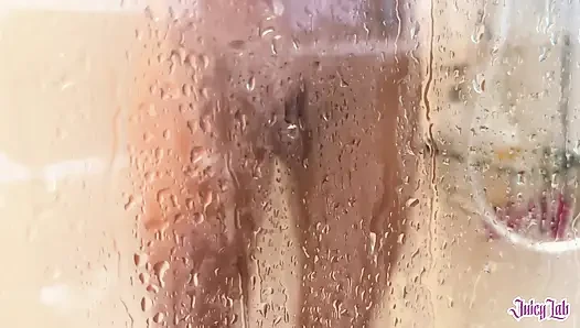 Beni onu izlerken yakaladı ve amını ovmama izin veriyor