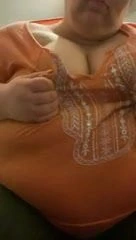 Olgun ssbbw büyük göğüsleri gösteriyor.