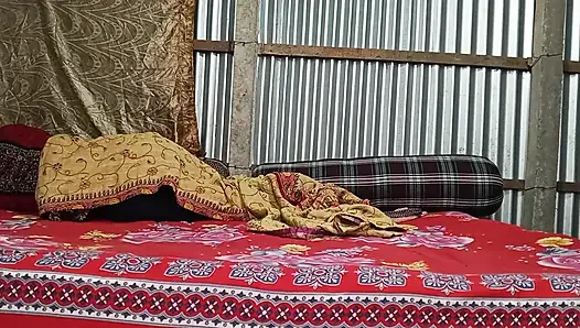Pieprzona gorąca ciocia z seksownymi filmami po raz pierwszy sama