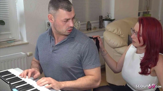 Alman kızıl saçlı olgun öğretmen piyano dersinde inek çocuğu sikiyor