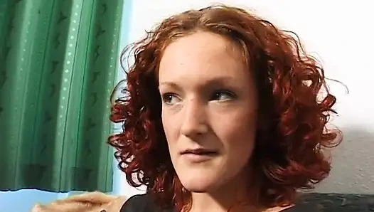 Sevimli kızıl saçlı kız aşk deliğini parmaklıyor