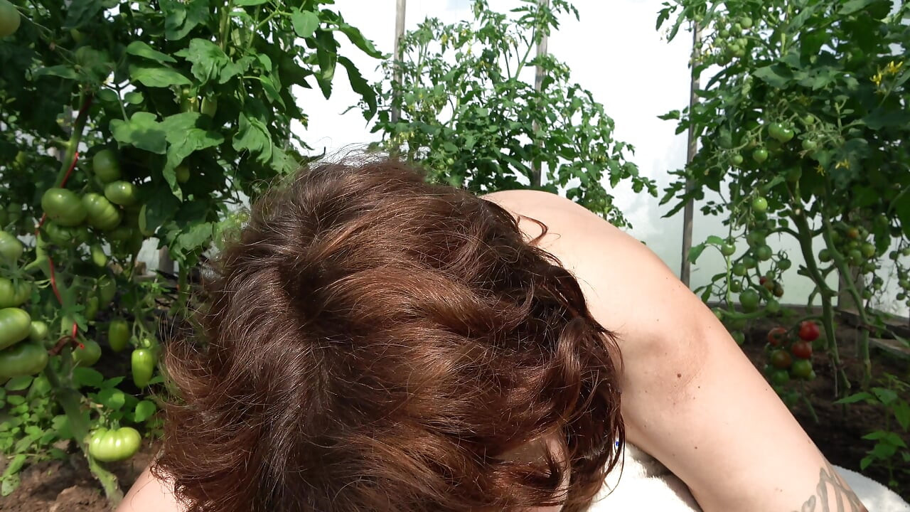 Taşralı orta yaşlı seksi kadın domatesleri kızartmak için mastürbasyon yapıyor