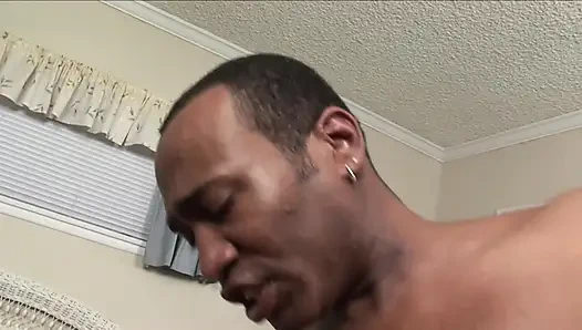 Büyük götlü kızıl saçlı zenci büyük zenci yarağının üstüne çıkıyor