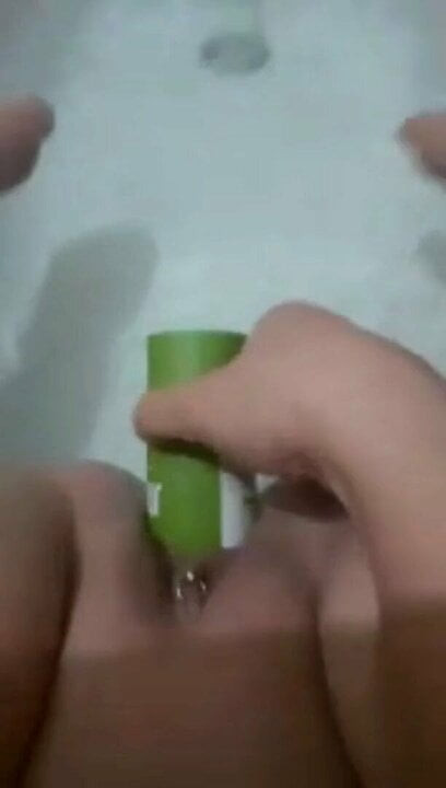 Tuhaf sokma: oda spreyi kutusu ile mastürbasyon