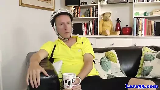 ingiliz MİLF hunk sonra KEDİ yemiş dışarı