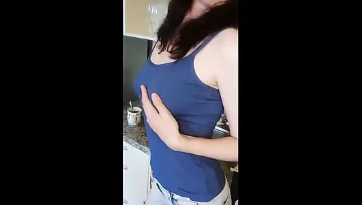 Kahvaltıda inlemelerle kendime dokunuyorum.