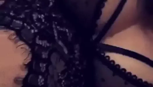 donna tocca la vulva