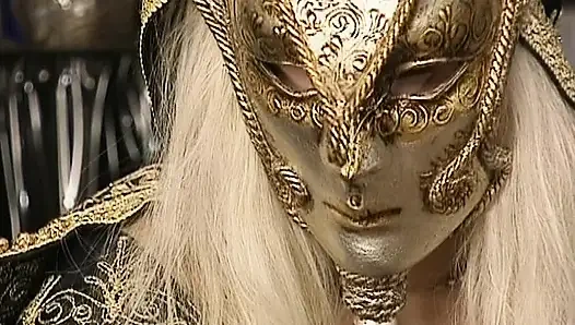 Güzel Alman sarışın bebek şehvetli anal sikişin tadını çıkarıyor