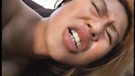 Asya hottie içinde kırmızı birlik tatmin iki azgın dudes