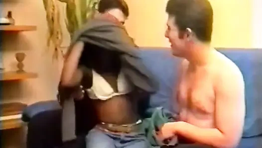 Bir yabancıyı erkek arkadaşının önünde sikmek için eve götüren çok sürtük bir zenci kız.