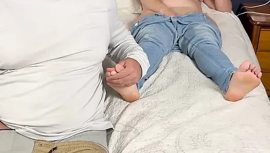 Ayaklarına dokunursam bana seks yapmama izin veriyor