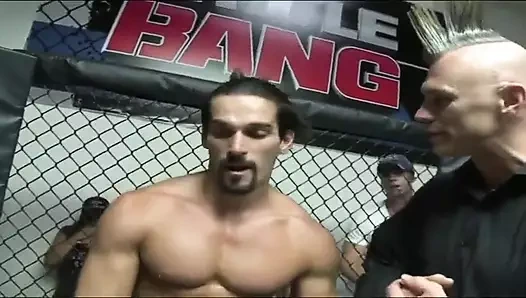 Sophie Dee spor salonunda yaklaşan kin maçı için pratik yapıyor ve orada sparing partnerinin sert yarağını emiyor