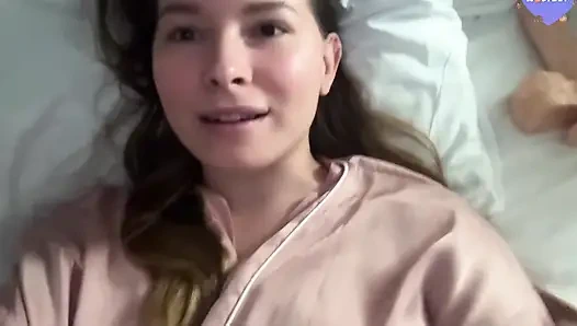 Ateşli genç amatör lastik yarakla kendini sikiyor ve gerçek bir şekilde boşalıyor