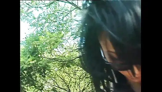 Küçük memeli güzel seksi esmer orta yaşlı seksi kadın şelalelerde amına mastürbasyon yapıyor