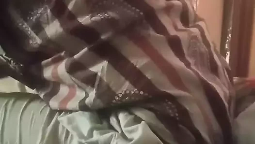 Dasi kurulum çok ateşli sikişiyor amcığını öpüyor