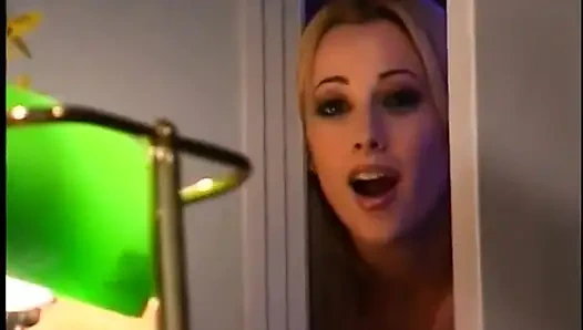 İki ateşli lezbiyen kız amını oynuyor ve tüm deliklere dildo sokuyor