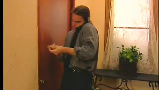 Mükemmel kıvrımlı bayan beyaz çocuğu besler