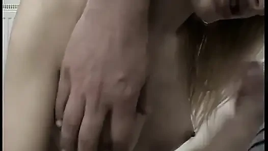 Sarışın bebek patlayıcı orgazm için parmaklarken süt fışkırtıyor