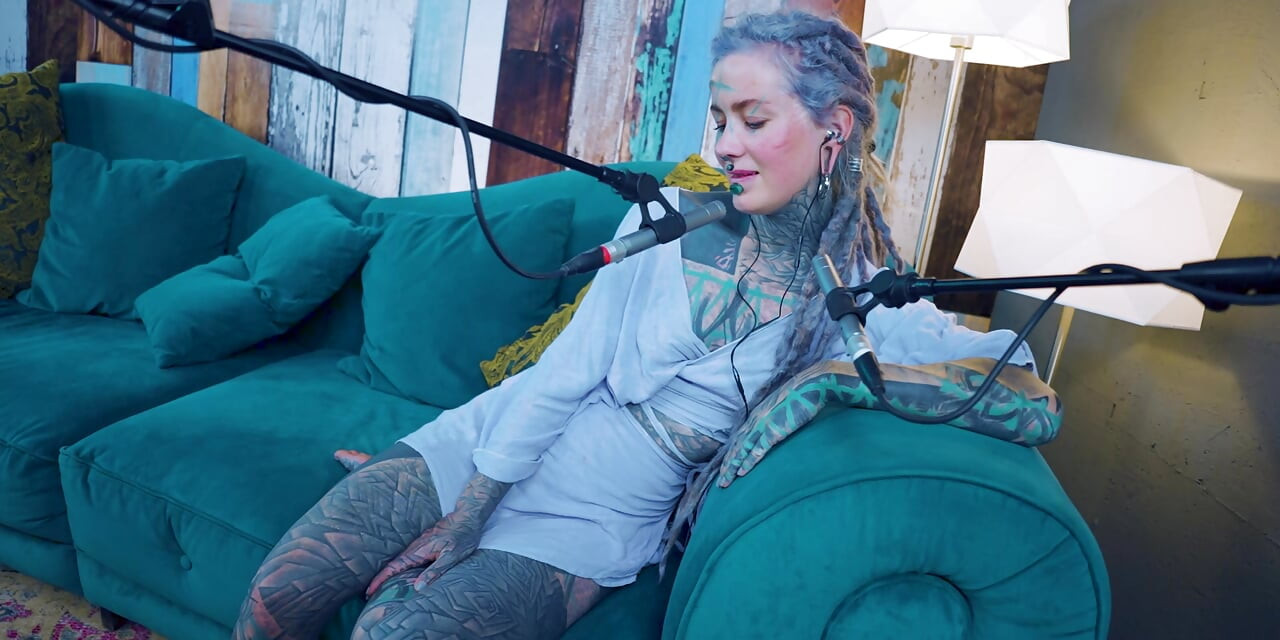 F hakkında konuşuyorum - korku - asmr podcast sfw konuşuyor gotik sıska kız dreadlocks dövmeli model dövmeli kız