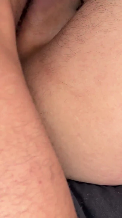 Twink Kevin'in götü Arap ayrık tarafından korunmasız sikiliyor