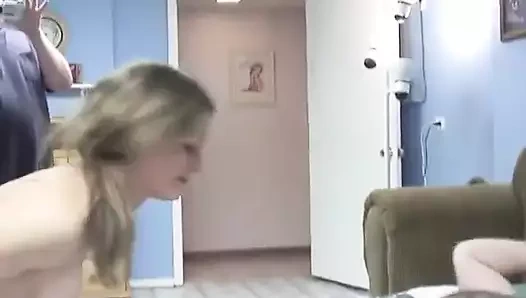 Seksi esmer adamın yarağını emiyor ve sonra yatakta sikiliyor