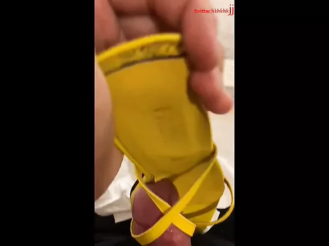 Сперма на желтых каблуках