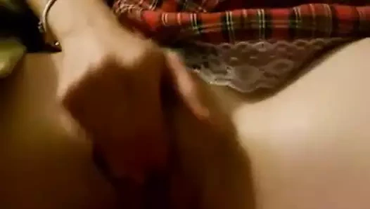 İtaatkar üvey kız kardeşim benim için mastürbasyon yapıyor