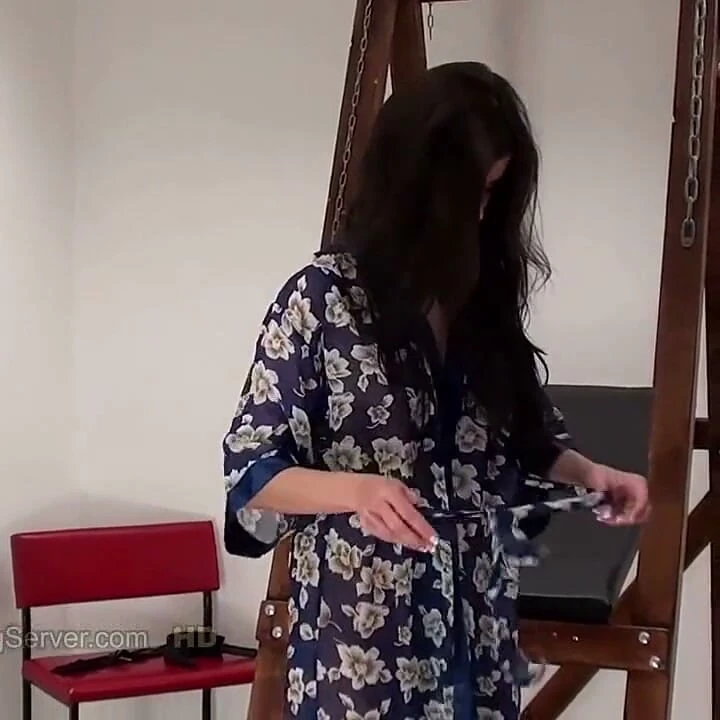 Ines ıslak amcık kırbaçlama