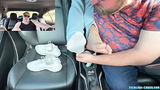 Nemo matts'ın ayaklarını diliyle okşuyor