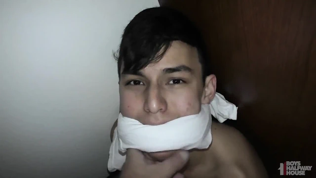 Sadece 18 ve şimdiden boşalıyor