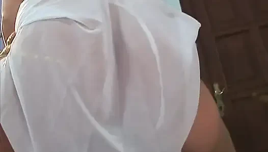 Güzel sarışın orta yaşlı seksi kadın kaslı adam tarafından sert sikildikten sonra ağzına ve dik göğüslerine büyük döl alıyor