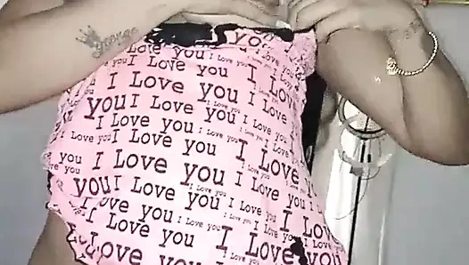 Büyük sarkık göğüslü esmer karım akşam yemeği pişiriyor ve sonra o kahverengi kıçını benim büyük horozumla becerecek – new york birimi