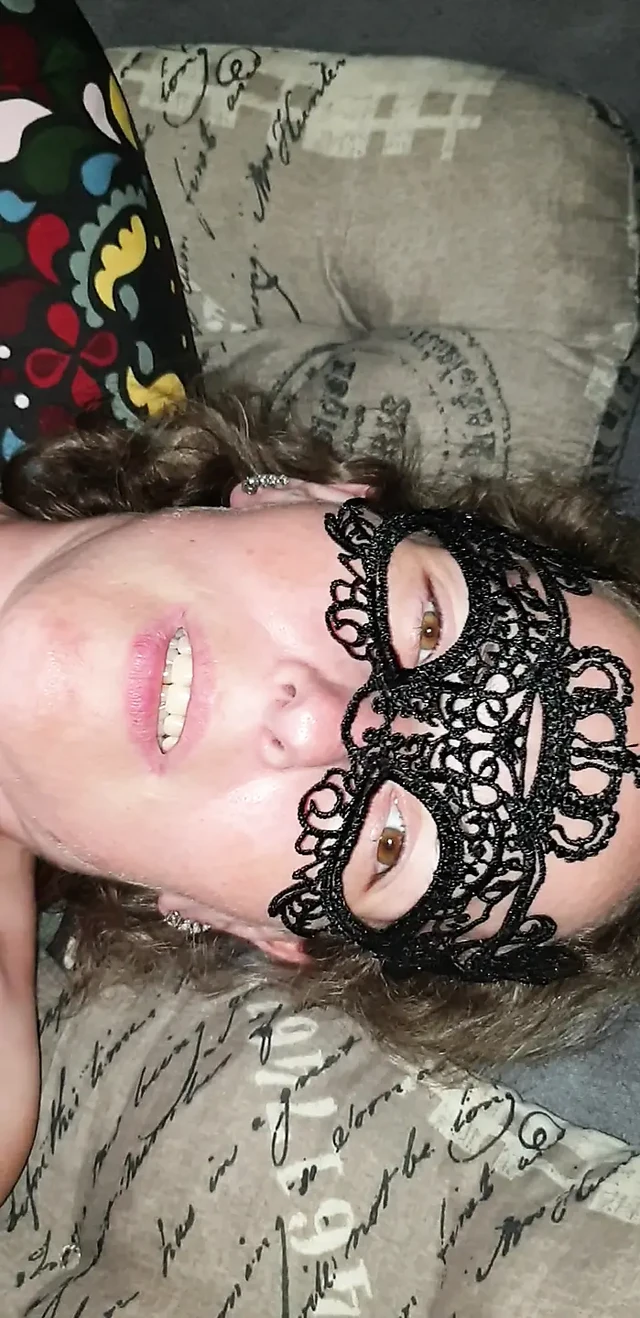 Мой бойфренд трахает меня. Он воткнул свой член в мою пизду. Он сквиртует повсюду на меня. Часть 1 из 2