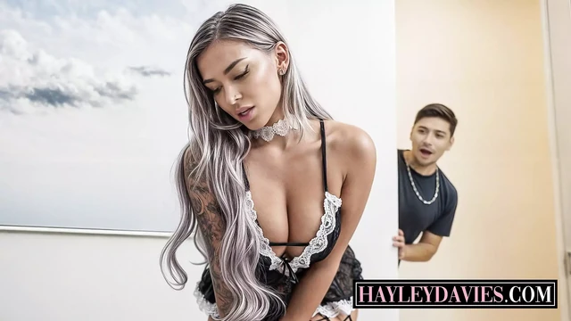 Блондинка-бомба горничная командуется с грудастой рыжей для тройничка с пасыном