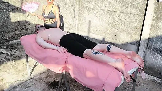 Ateşli sarışınla açık havada çıplak masaj