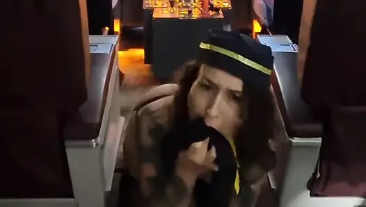 Uçuş görevlisi uçakta 7. cennette biniyor