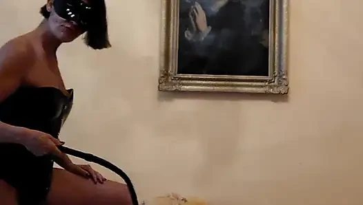 Yavaşça, güzelce, köleyi sikiyorsun. Orospu orospun! Hala öğrenmen gereken çok şey var. Tanrıçan burada olduğu için şanslısın