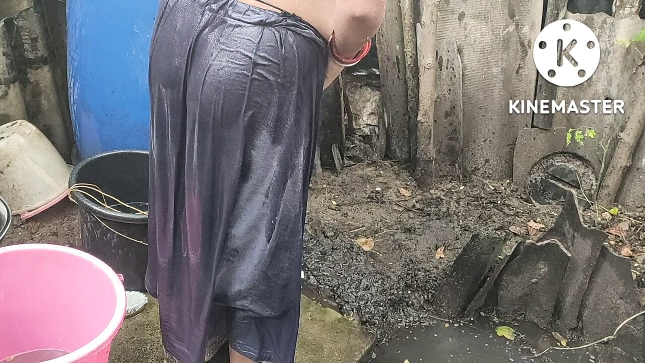Anita yada dışarıda üstsüz banyo yapmak