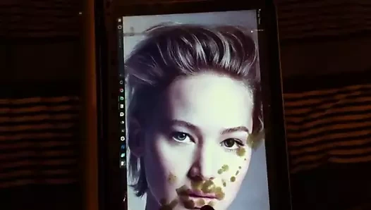 Jennifer Lawrence boşalıyor