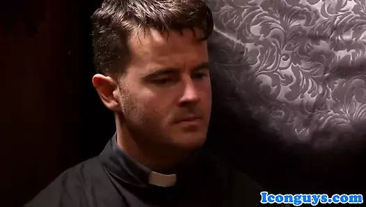 Olgun sürtük götünü parmaklamadan önce sakso çekiyor