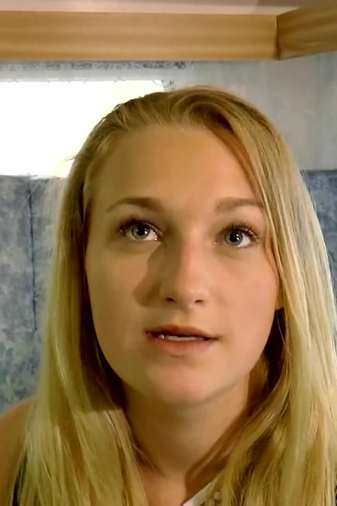 Ateşli genç sarışın yabancının büyük yarağıyla sikiliyor ve emiyor