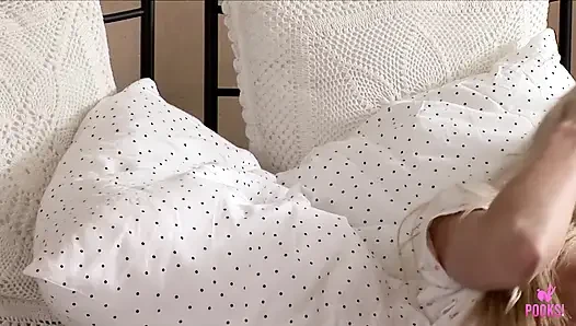 Carmen h mastürbasyon yaparken sikişirken amını parmaklarıyla çalışıyor!