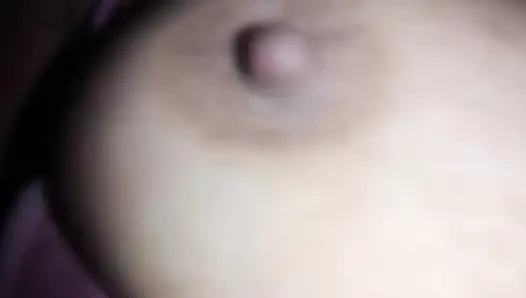 İlk kez aldatan evli kadın bir gecede arkadaşını sikiyor büyük doğal meme