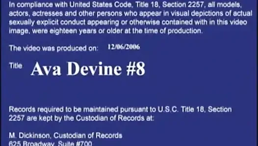 Ava Devine dövmeleriyle oturma odasında sikişiyor