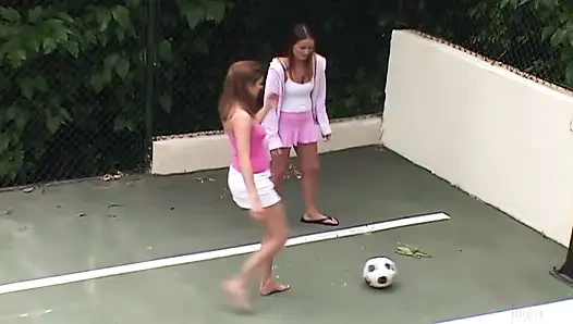 Azgın sürtük sevgilisi onu büyük takma yaraklı dildoyla sikerken domalıyor